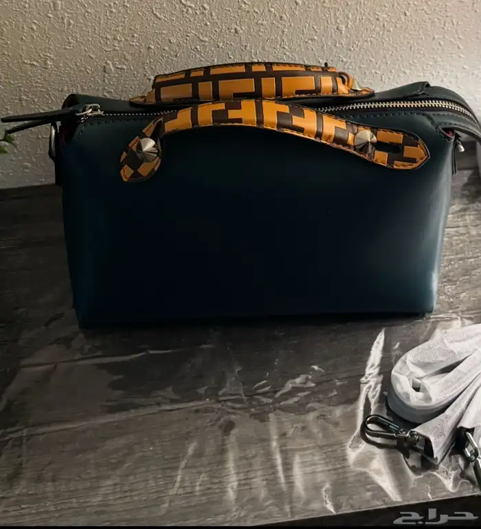 شنطة فندي وشنطة كوتش جديده نظيفه 1