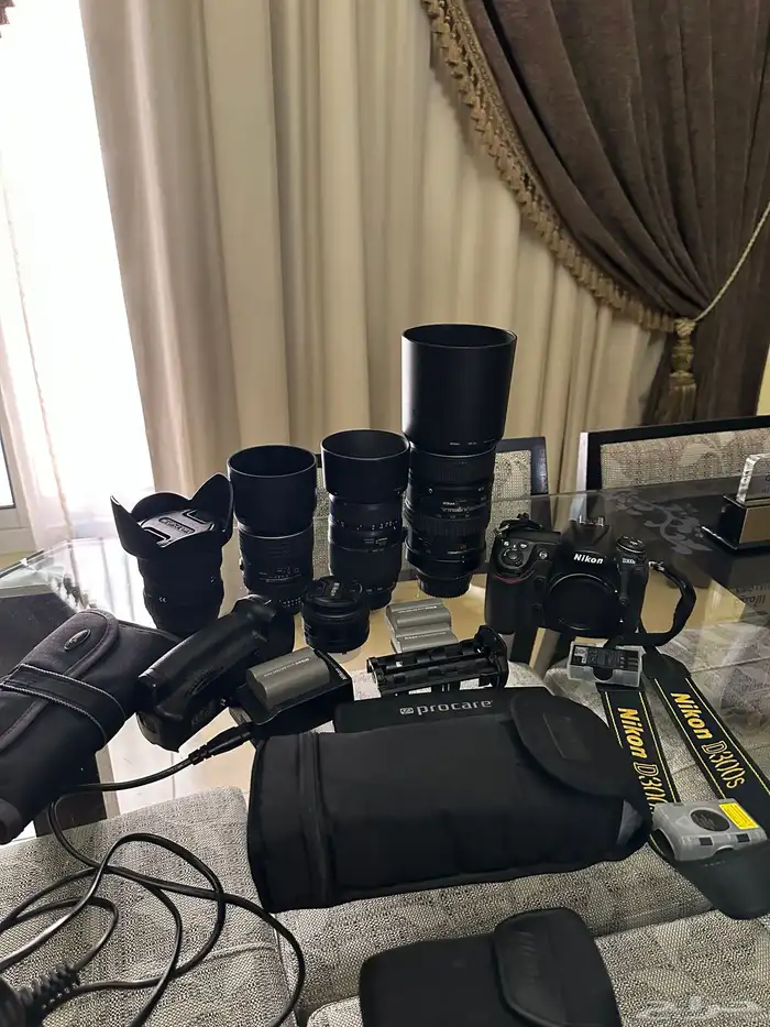 كاميرا Nikon D300s وعدسات تصوير وفلاتر وفلاش وبطاريات 18