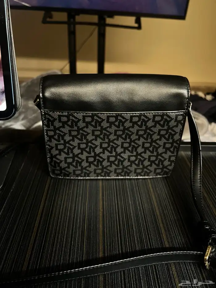 شنطة ماركة ديكني( DKNY ) شبه جديده 2