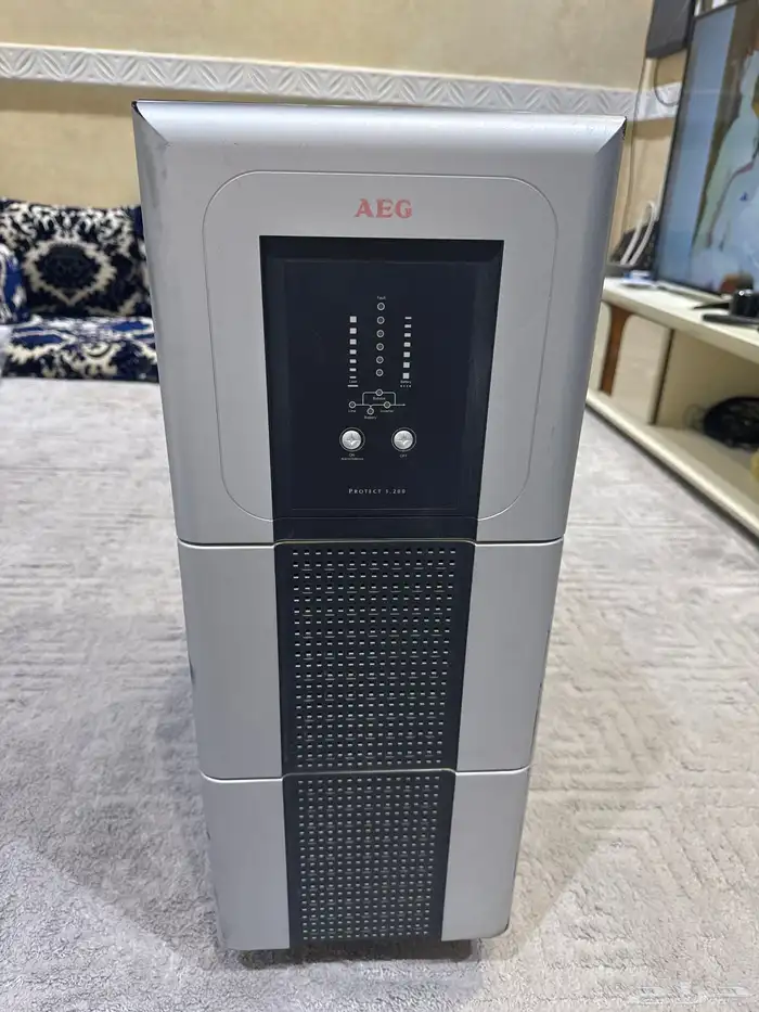 الجهاز هو UPS وحدة تزويد طاقة غير منقطعه من شركة AEG 1