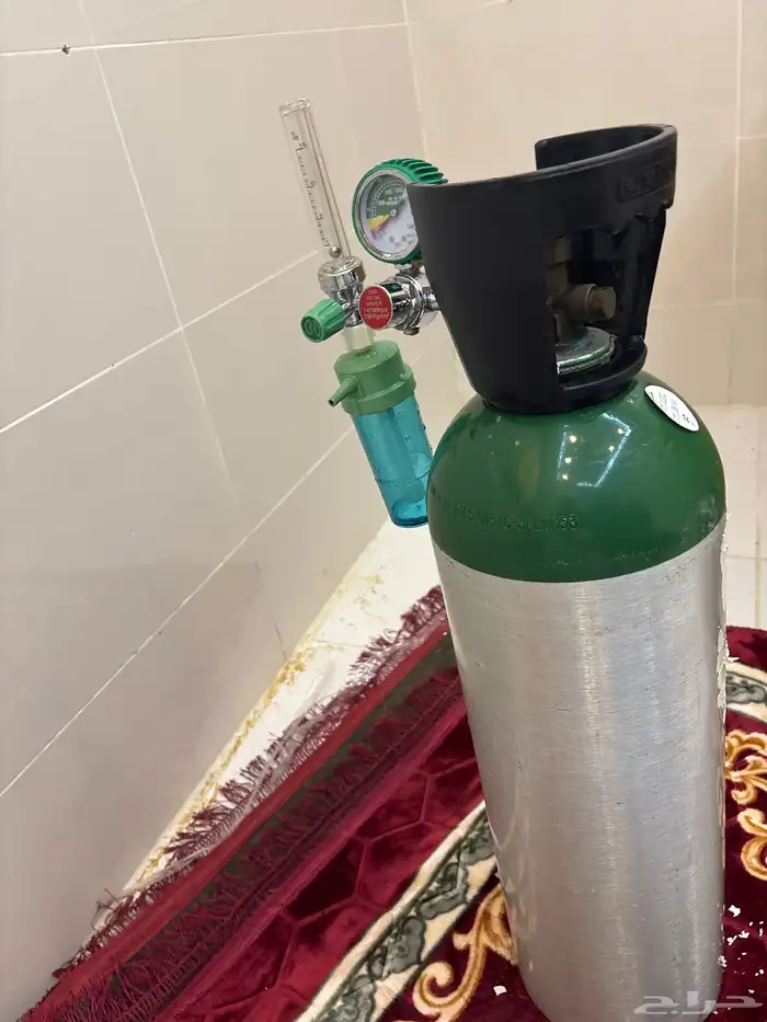 إسطوانة اوكسجين طبي وآخرى غاز 1