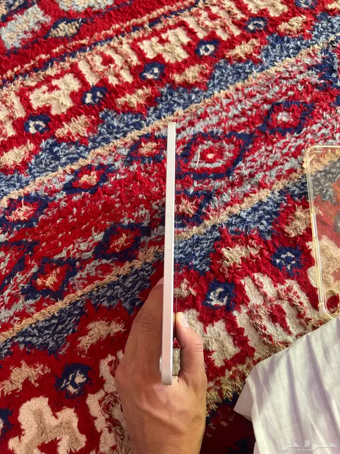 ايباد مني 6 مايشكي من شي جديد بس به شعر بشاشه خفيف ومايضر 3