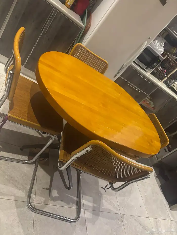 طاولة طعام لأربع أفراد 1