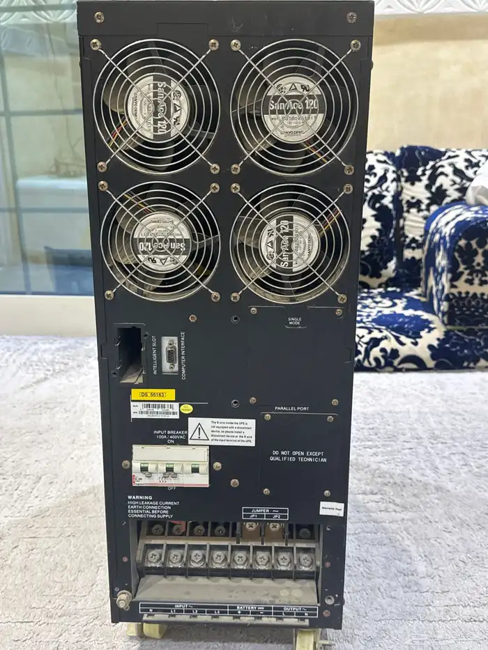 الجهاز هو UPS وحدة تزويد طاقة غير منقطعه من شركة AEG 0