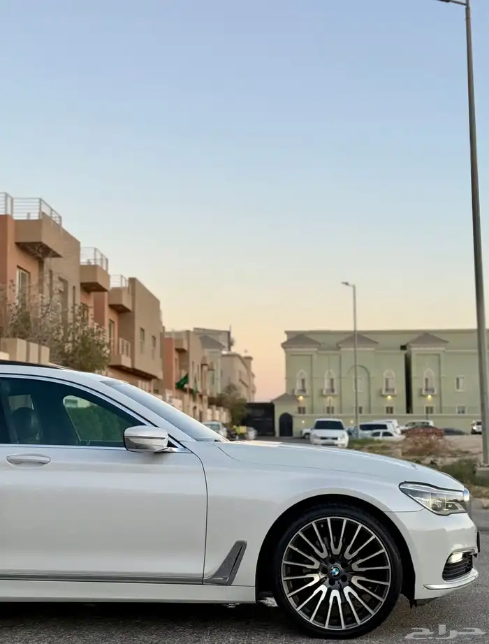 بي ام 730 فل كامل نضيفة جداا 18