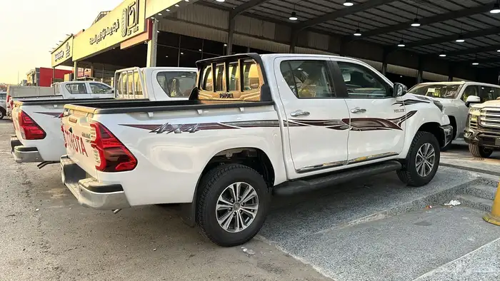 هايلوكس 2025 بنزين دبل تماتيك اصفار بطاقة جمركية كاش وبنك 4