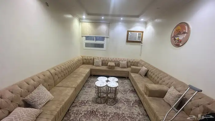 اثاث سبع قطع مستخدم مع اربع الطاولات و ست مخدات وثلاث مراكي 0