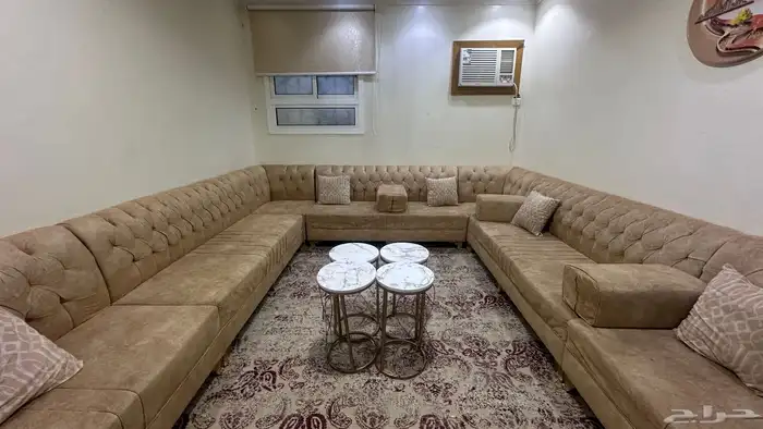 اثاث سبع قطع مستخدم مع اربع الطاولات و ست مخدات وثلاث مراكي 3