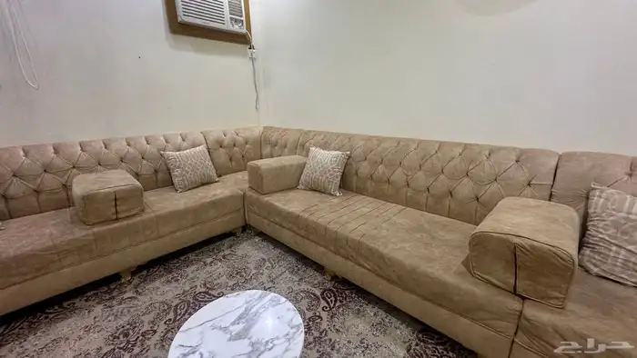 اثاث سبع قطع مستخدم مع اربع الطاولات و ست مخدات وثلاث مراكي 4