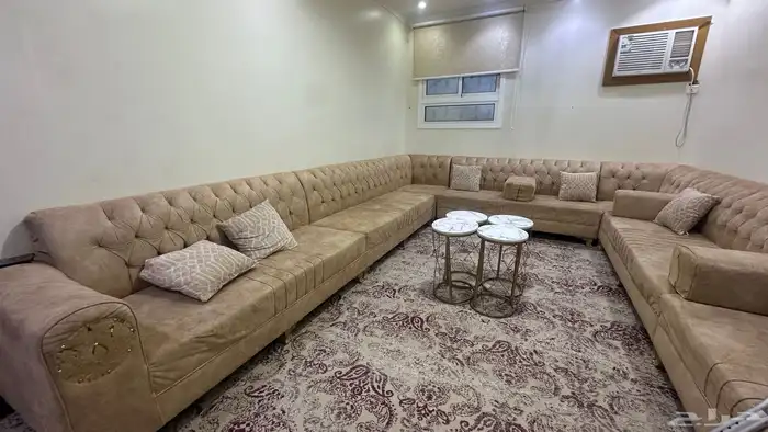 اثاث سبع قطع مستخدم مع اربع الطاولات و ست مخدات وثلاث مراكي 2