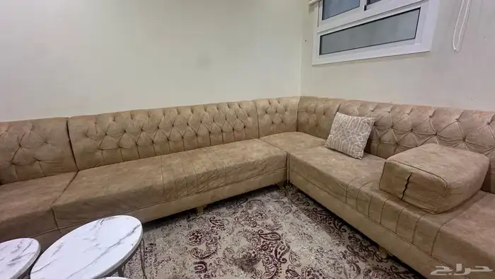 اثاث سبع قطع مستخدم مع اربع الطاولات و ست مخدات وثلاث مراكي 1