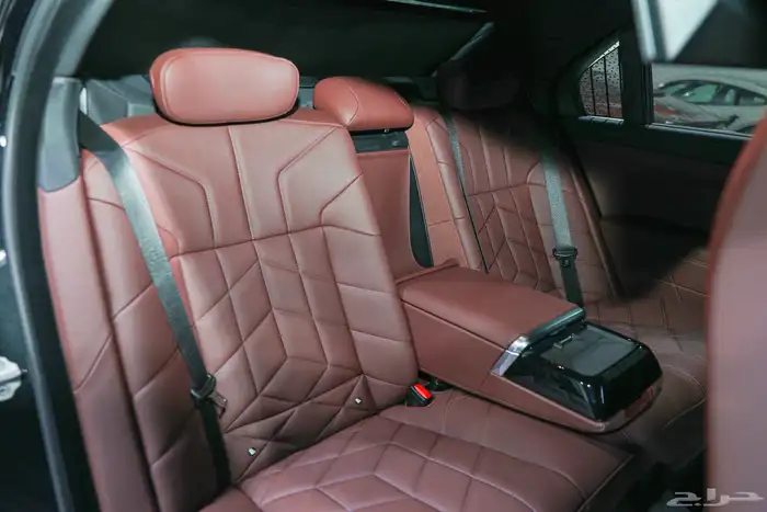 بي ام دبليو 735i 2026 12