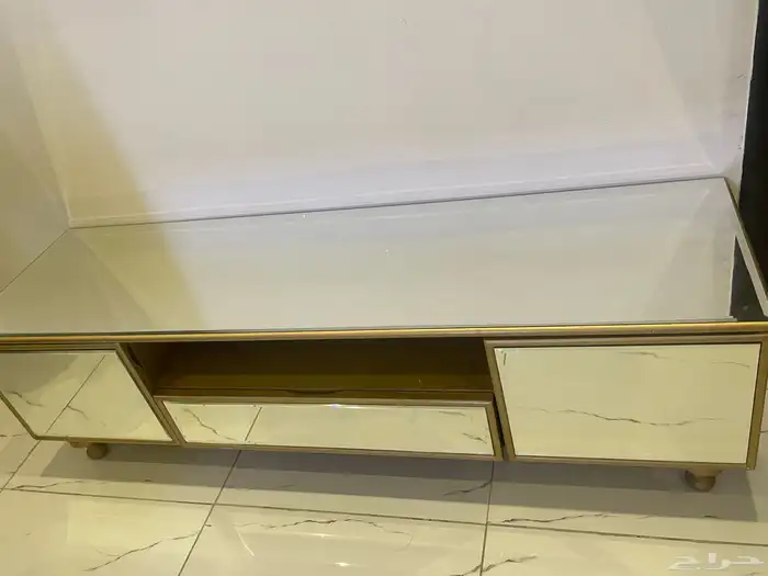 وحدة تلفزيون مرايا للبيع في كسر بسيط جهة اليمين كم موضح 0