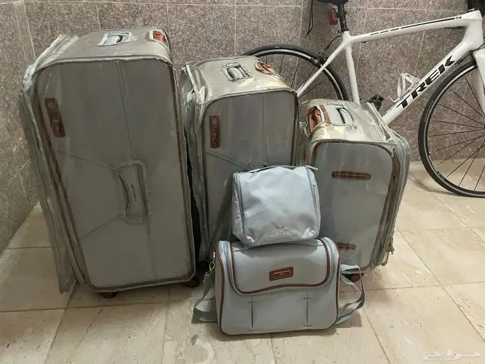 طقم شنط سفر بحالة جيدة جدا ماركة فيكتوريا 0