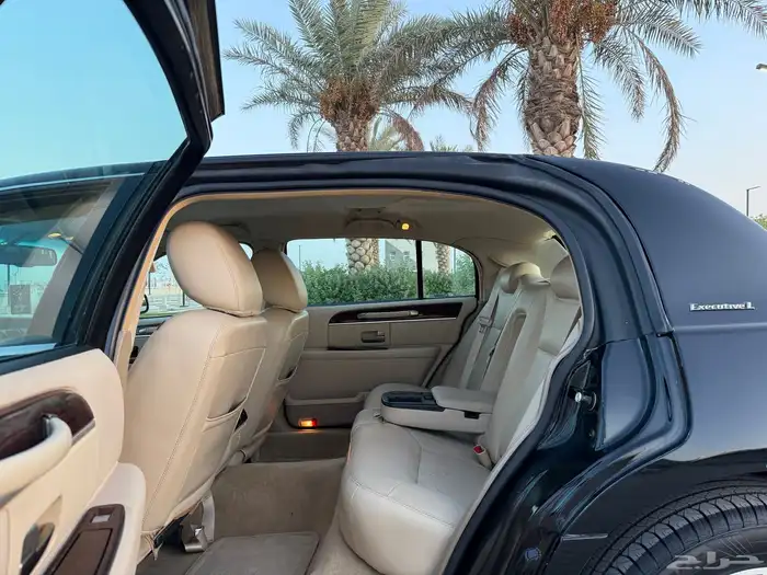 لينكون تاون كار 2011 عداد 59 الف كيلو 80