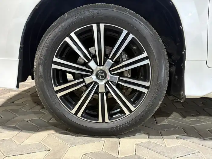لكزس LX570 2020 8