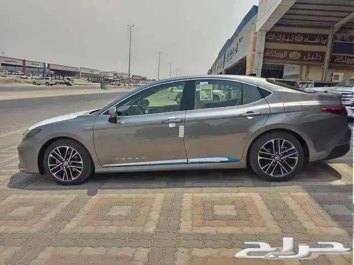تويوتا كامري 2025 LE هايبرد عبداللطيف جميل 3