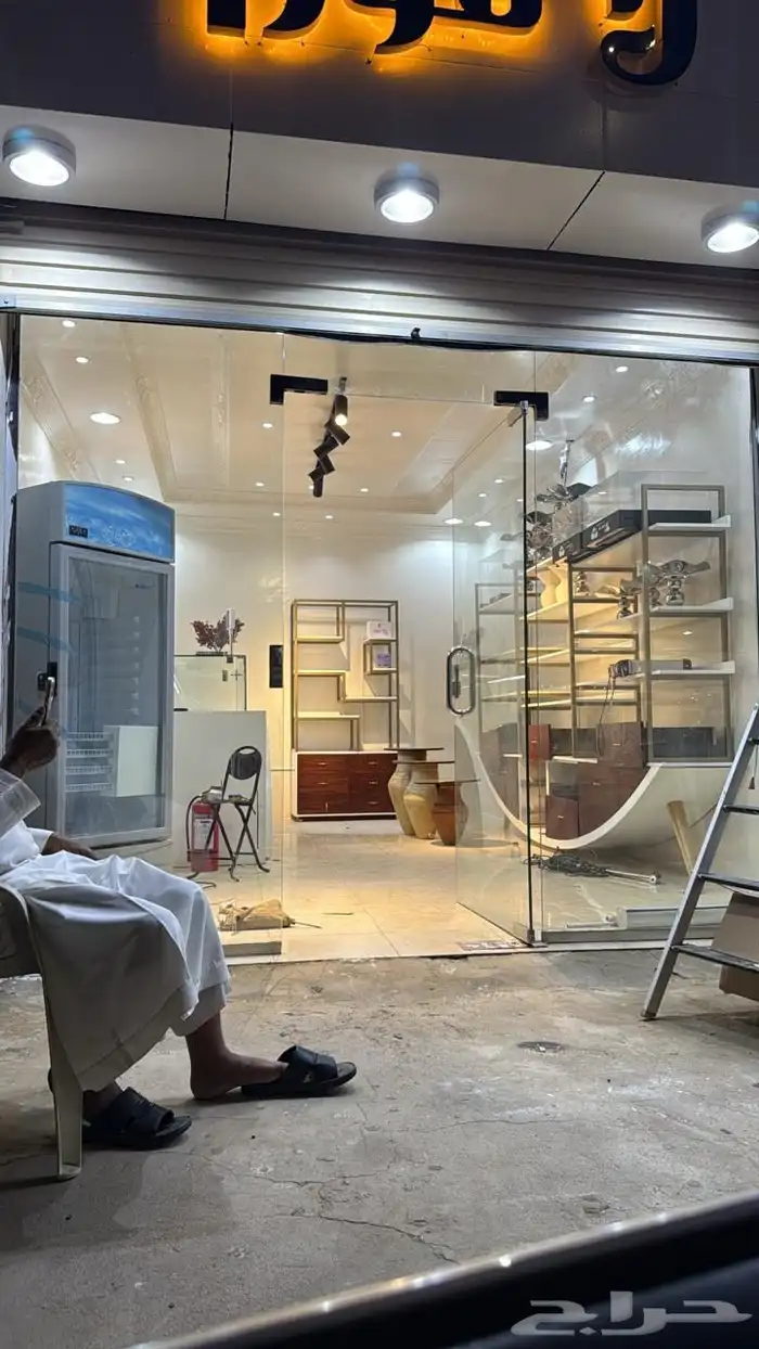 محل حلويات وثلاجة عرض للتقبيل او بيع الادوات 0