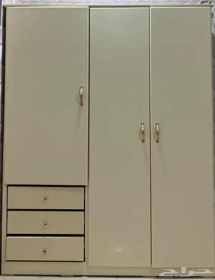 خزانة 3 ابواب و 4 ادراج كبيرة جد ا ولا فيها خدش واحد 0