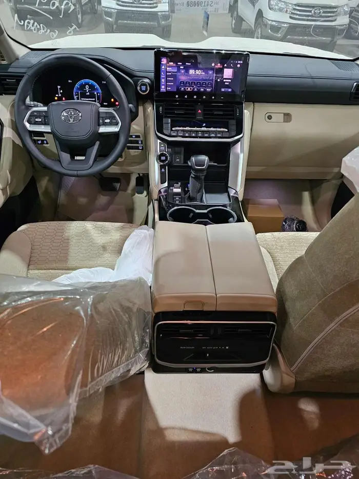 لاندكروزر GXR L2 عبداللطيف جميل بنزين 2