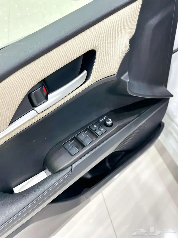 تويوتا كامري LE بنزين سعودي 2025 ابيض- رمادي 18