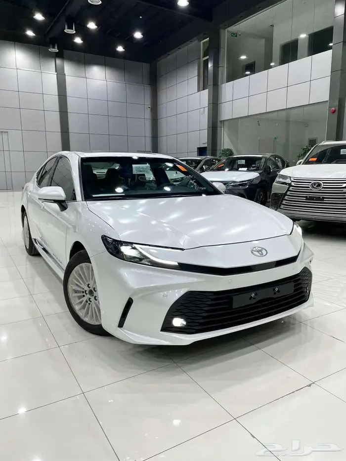 تويوتا كامري LE بنزين سعودي 2025 ابيض- رمادي 4