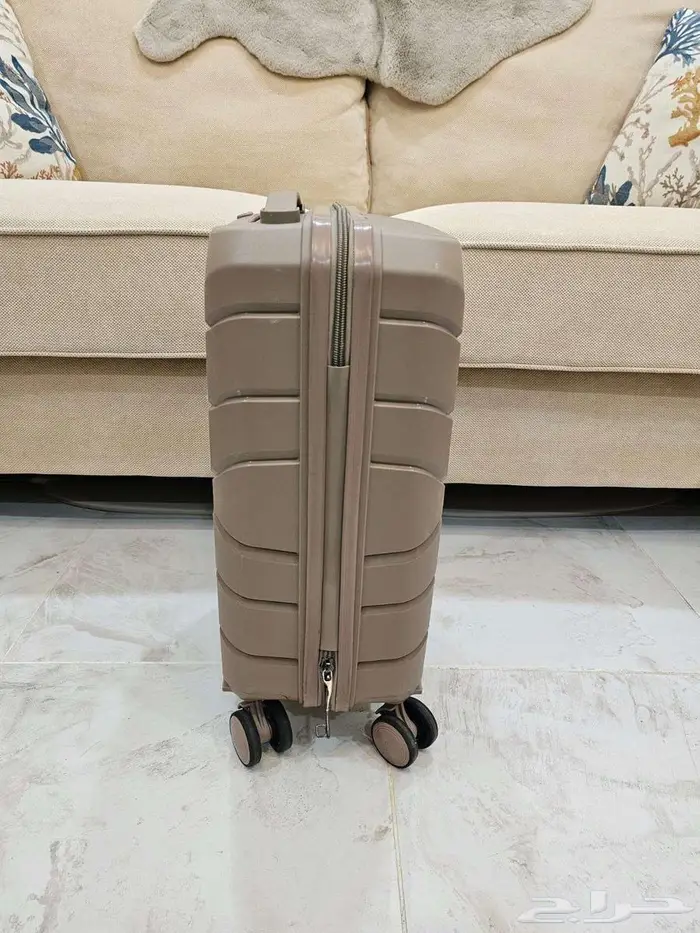 حقيبة سفر يدوية. 4 عجلات. 10