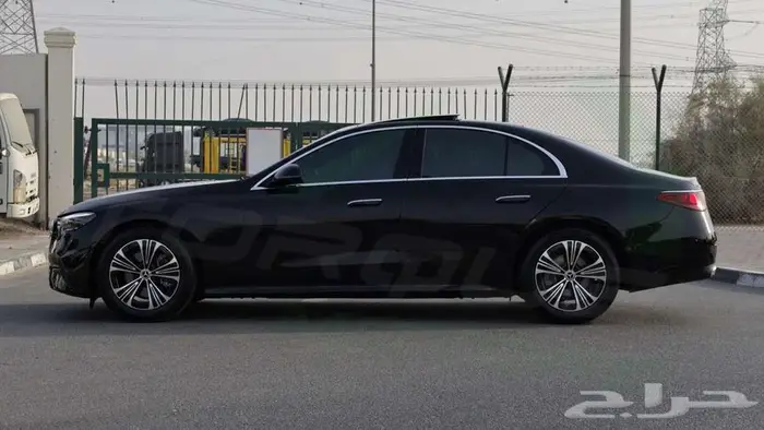 2025 MERCEDES-BENZ E 200 2.0L RWD اصفار مع ضمان 19