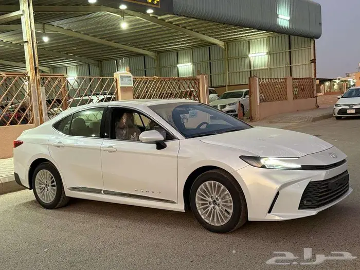 تويوتا كامري LE فتحة بنزين موديل 2025 9