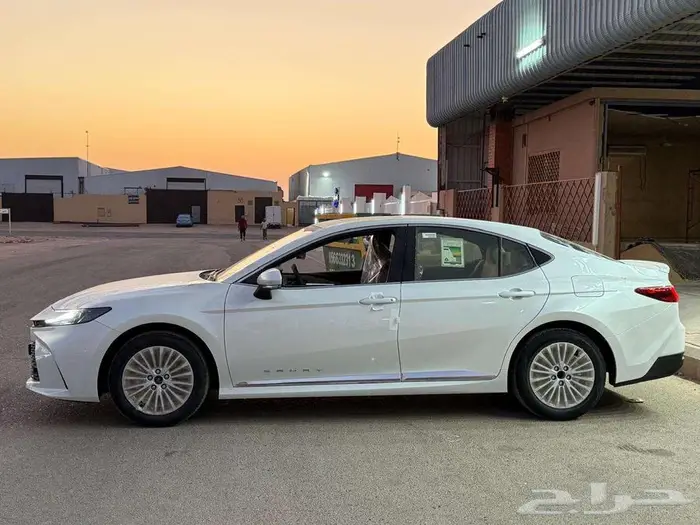 تويوتا كامري LE فتحة بنزين موديل 2025 4