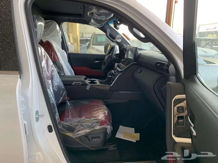 تويوتا لاندكروزر VXR بنزين فل كامل موديل 2023 21