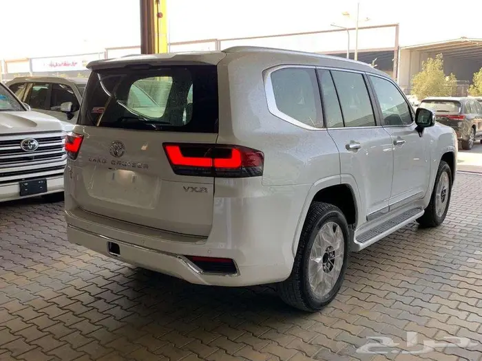 تويوتا لاندكروزر VXR بنزين فل كامل موديل 2023 4