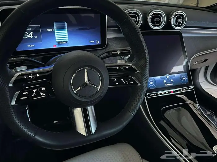 مرسيدس C300e 2023 شبه جديد 32