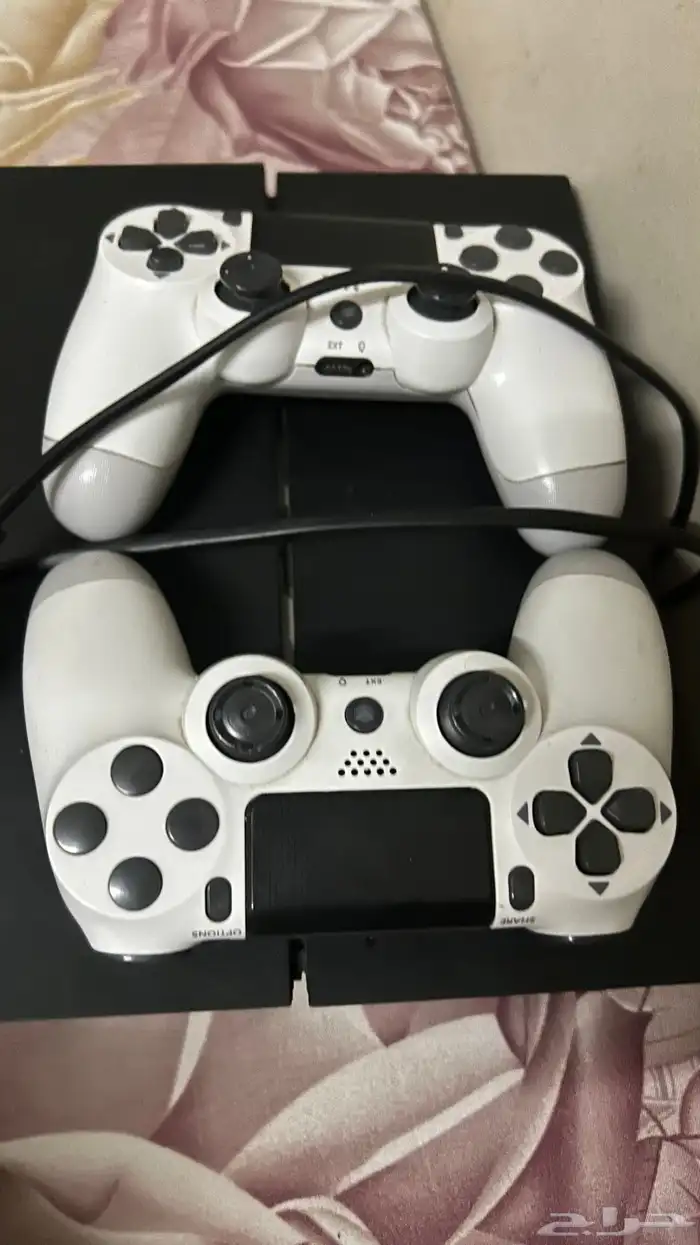 سوني 4جديد مافيه شي ولا عطل وتجي معاه يدين بالون الابيض 1