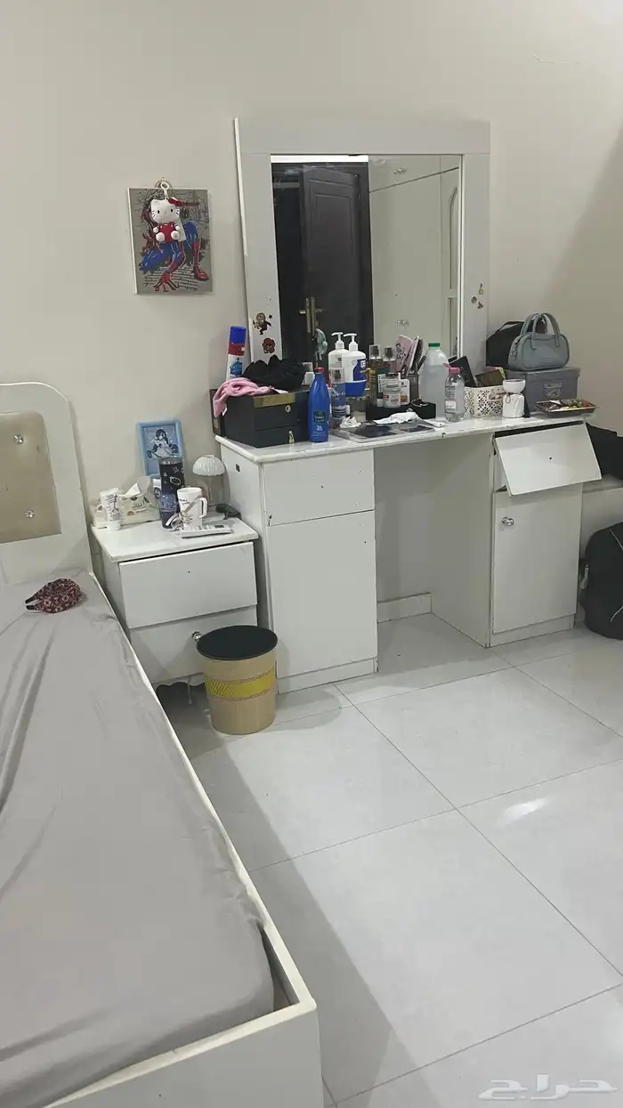 للبيع اثاث سرير ثنين وتسريحة 1
