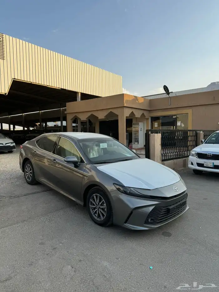 تويوتا كامري 2025 E بنزين سعودي جديد اللون تيتانيوم 3