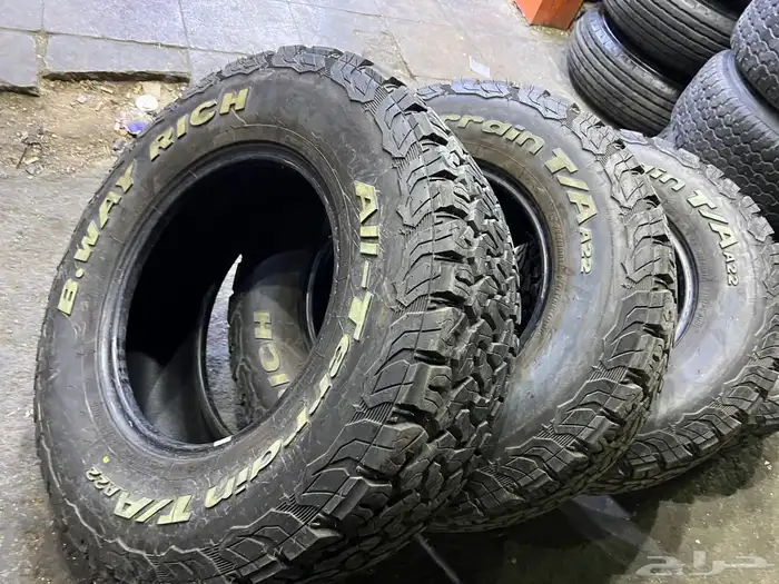 كفرات بي وآي نص حجري مقاس 285 70 17 24 2