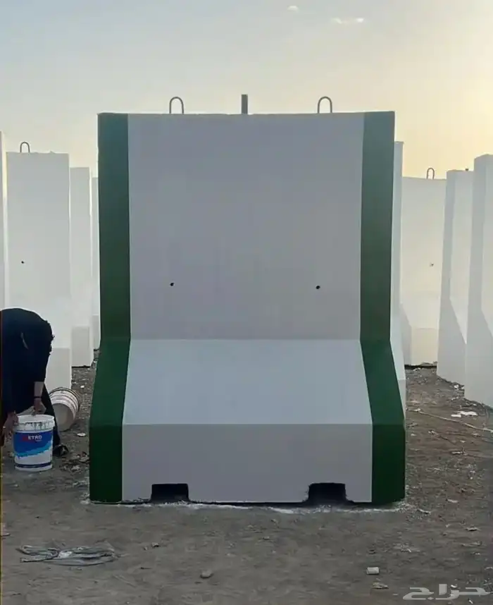 كراسي خرسانية سلات نفايات احواض زرع طاولات 37