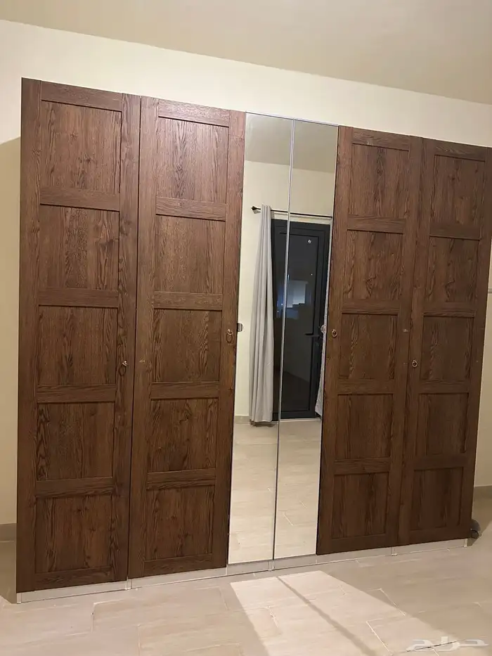 دولاب ايكيا بحالة سليمه جدا  حد السوم 7500 0