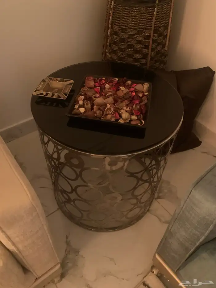طاولات وكومدينة و كرسي كنب هزاز و مرجيحة 1