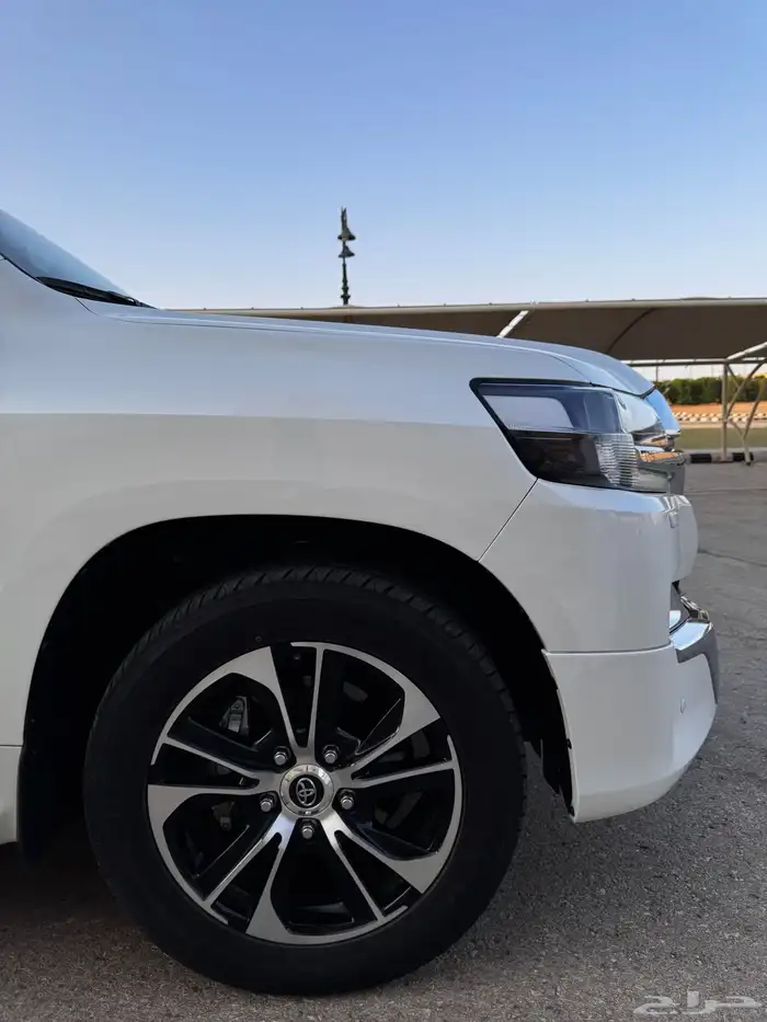 لاندكروزر تورينق 2021 V8 سعودي ( مخزن) بحالة المصنع 9
