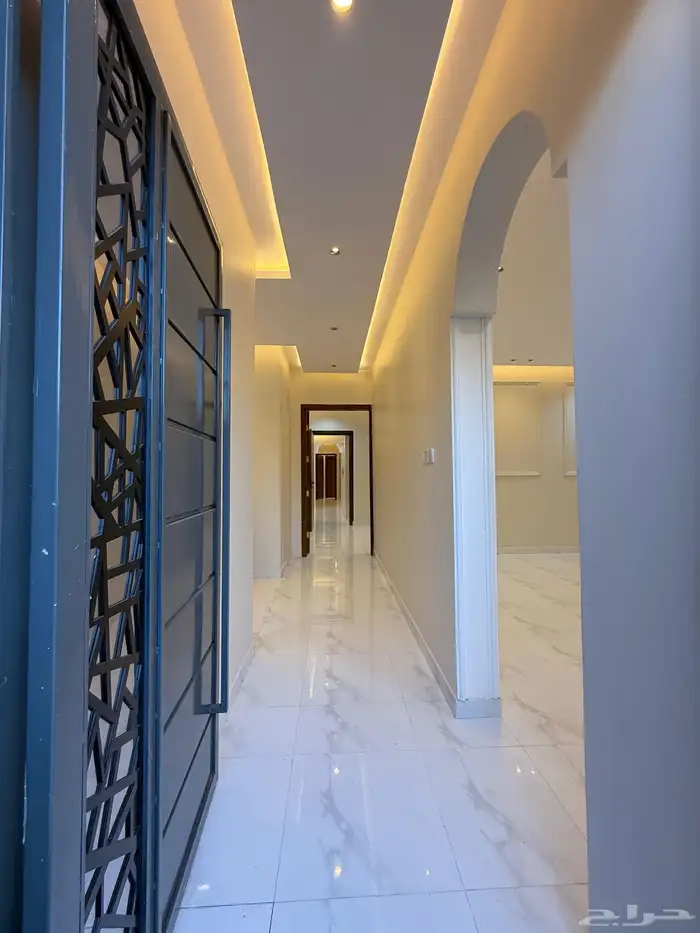 للبيع شقه ارضيه ببايكة سيارة تشطيب vip ف شمال الخميس 4