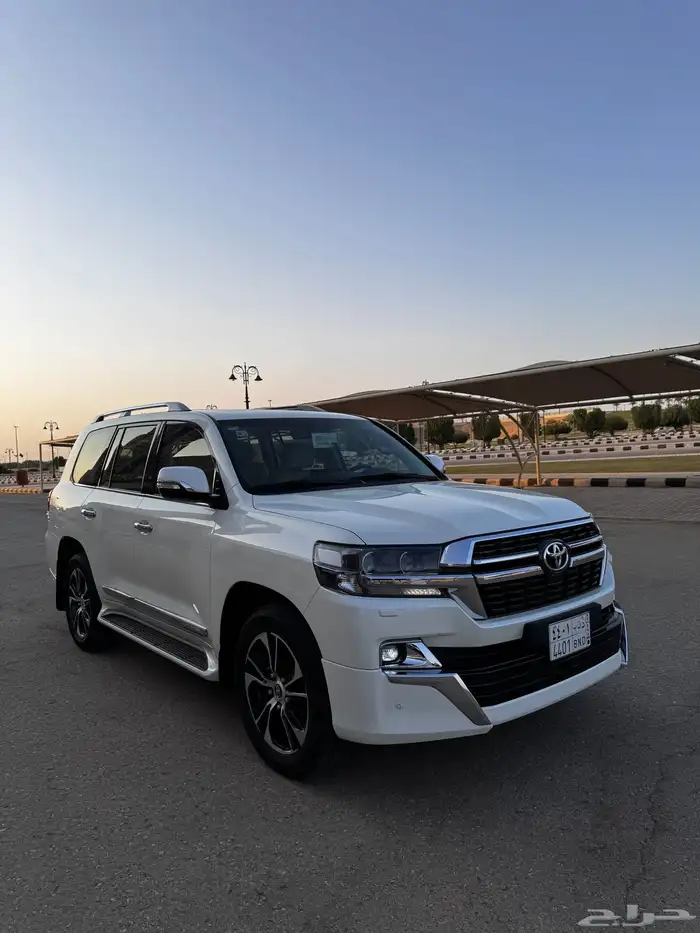 لاندكروزر تورينق 2021 V8 سعودي ( مخزن) بحالة المصنع 2
