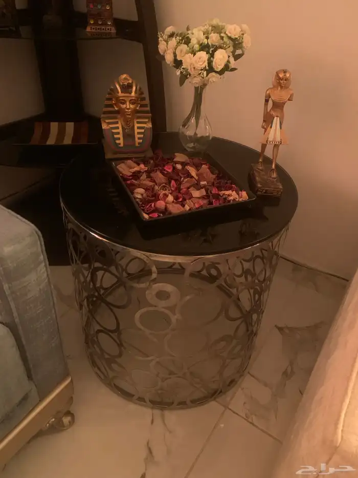 طاولات وكومدينة و كرسي كنب هزاز و مرجيحة 0