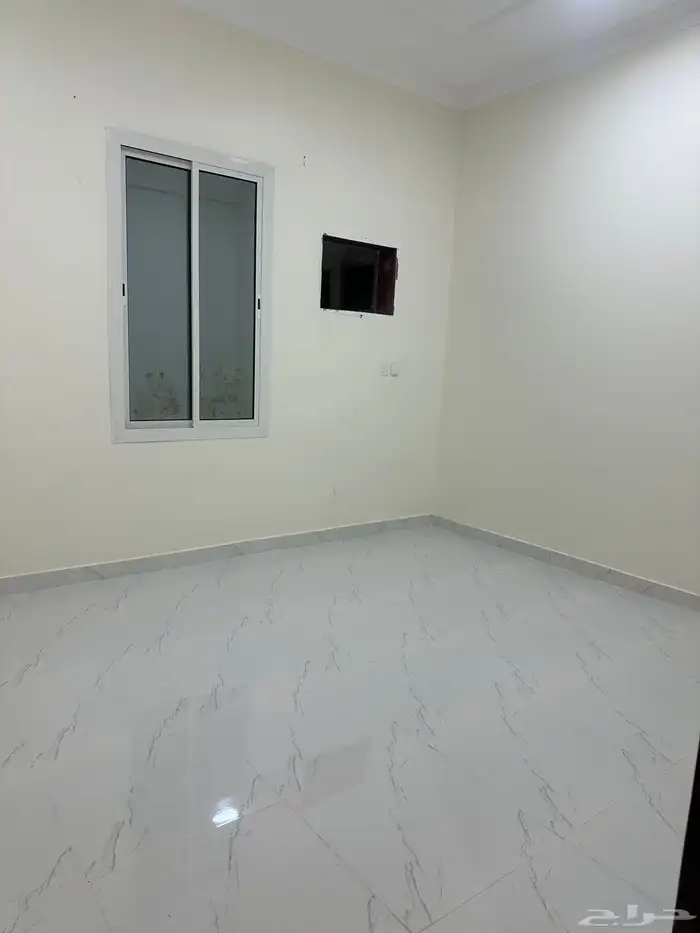 شقه للايجار في حمراء الاسد بي الشهر 11