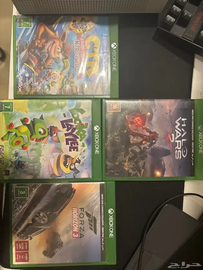 xbox one s مع يدتين تحكم وأربع اشرطه وقاعده شحن 0