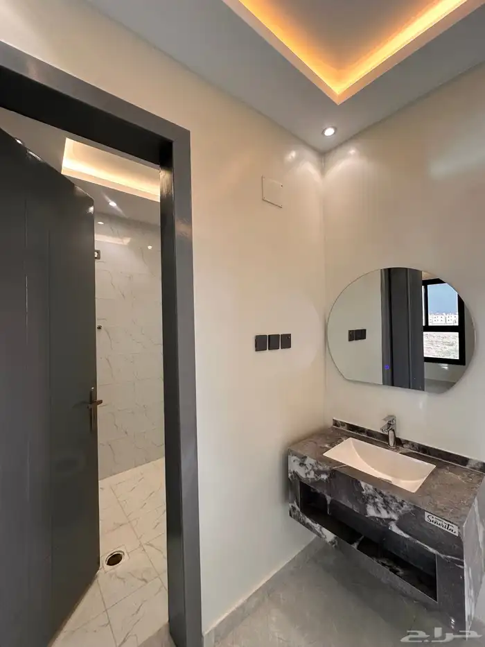 للبيع روف علوى بسعر ممتاز 620 الف بخميس مشيط 26