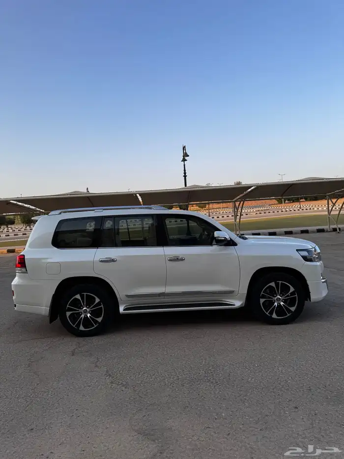 لاندكروزر تورينق 2021 V8 سعودي ( مخزن) بحالة المصنع 6
