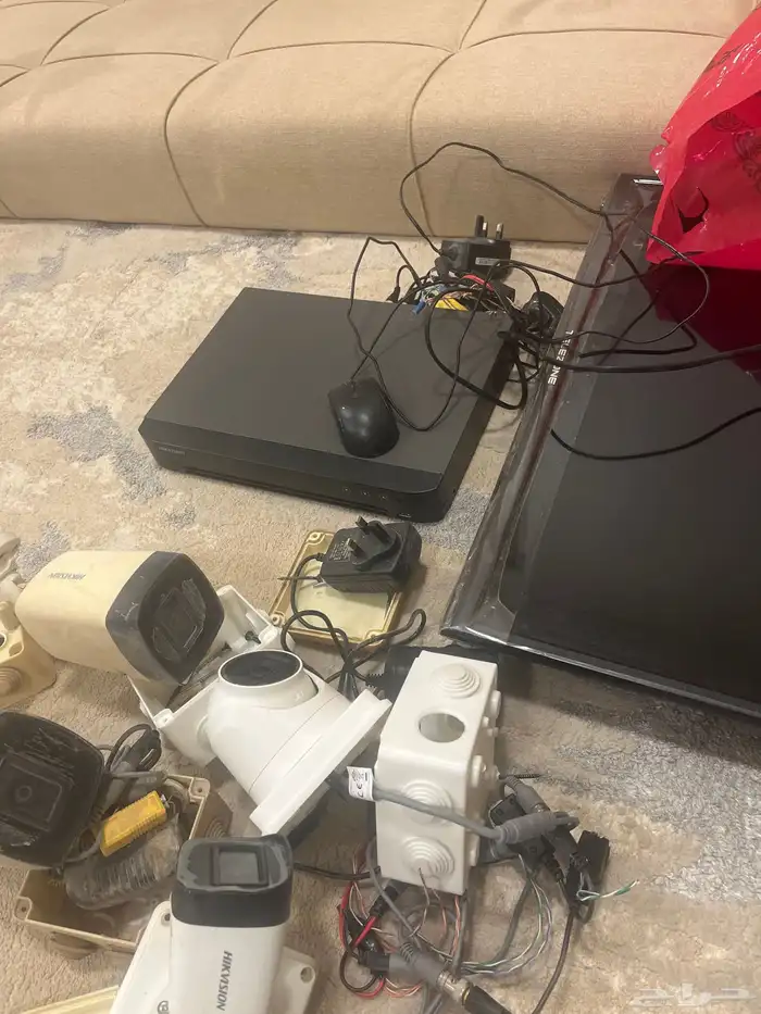 كاميرات مراقبه ماركة Hikvision منزليه العدد 4 مع شاشه 1