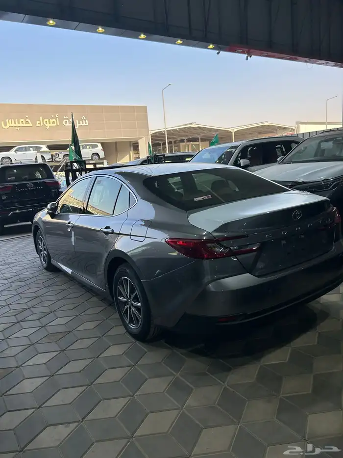 كامري 2025 Eاساندر سعودي يتوفر لون التيتانيوم واللون الاسود 7